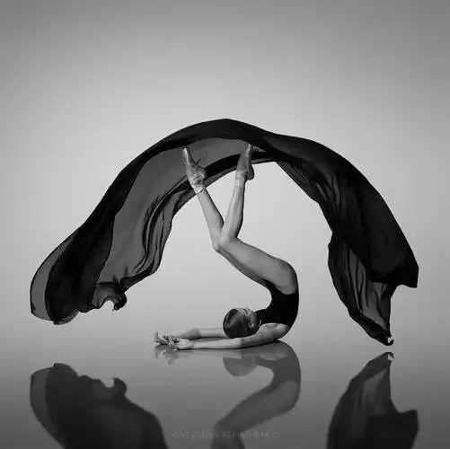 一组黑白芭蕾主题摄影作品