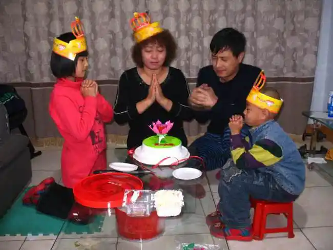 儿媳过生日,农村婆婆送三万红包,她收下后摸了摸钱,直接报了警