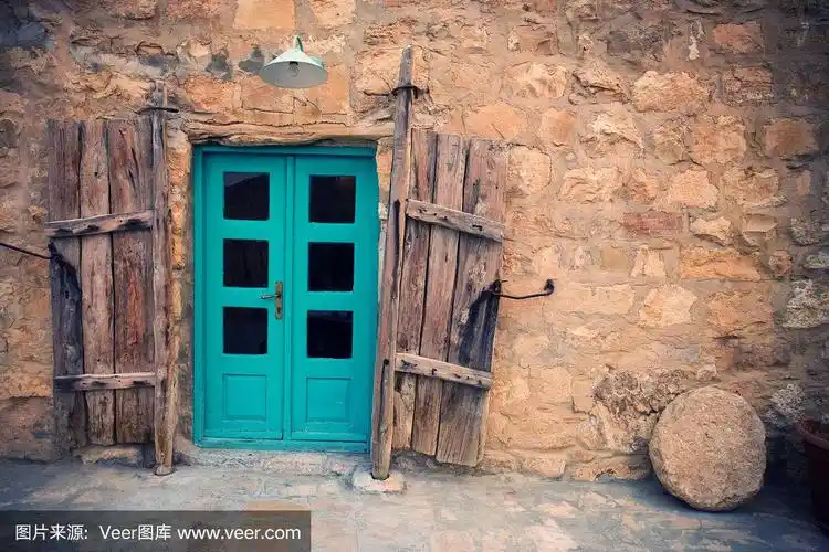 古青色大门和天然石墙