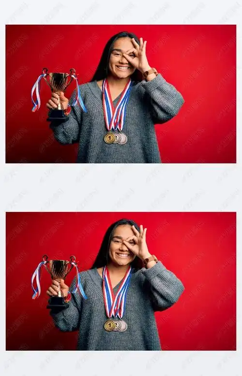 年轻美丽的冠军亚洲女人拿着奖杯戴着红色背景的奖牌笑容满面手牵着手