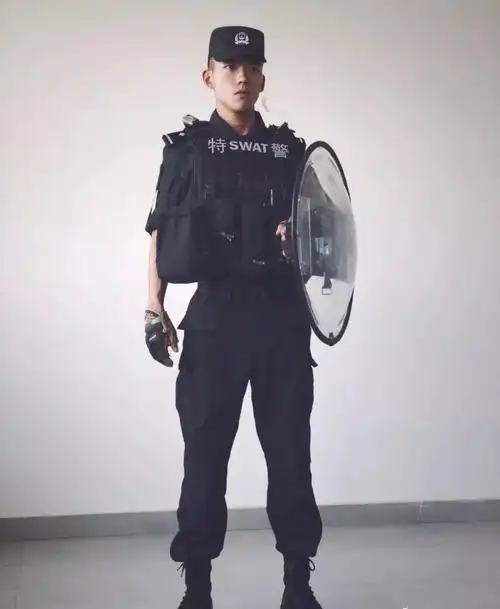 特警小哥哥真的很帅
