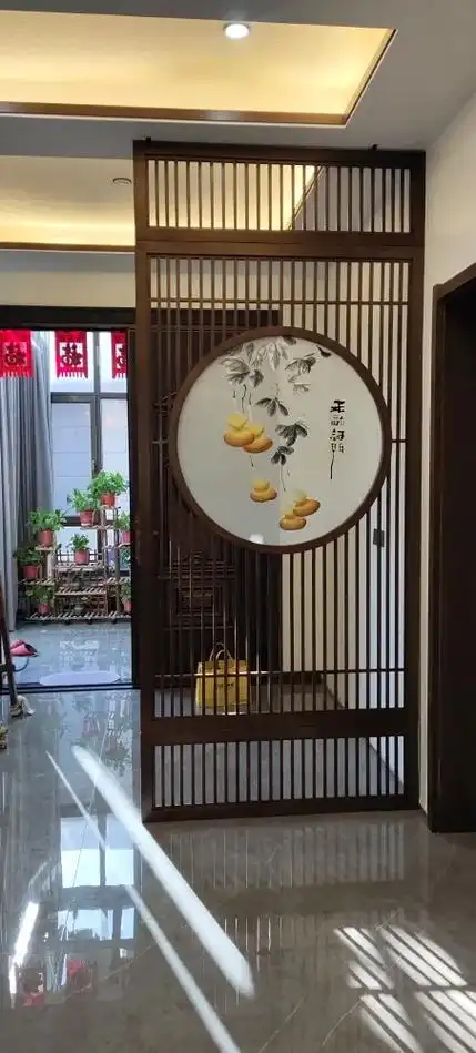 是一进门左手餐厅右手客厅.典型的客餐厅一体.