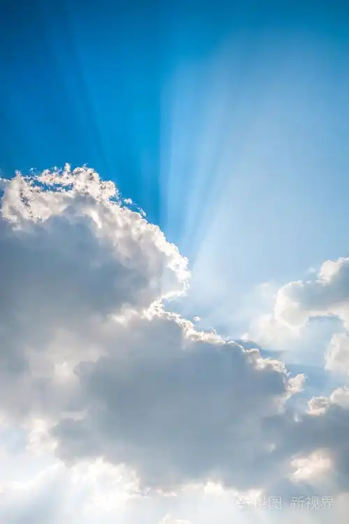 云上太阳光束的照耀希望光