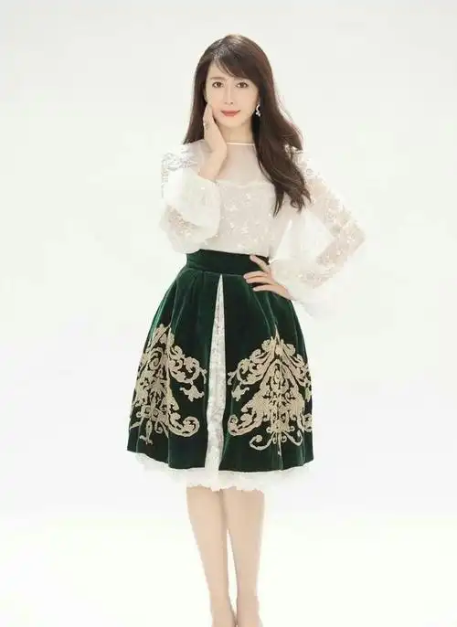 孟庭苇穿搭有一套,白色连衣裙配百搭小白鞋显年轻,看着不像50岁