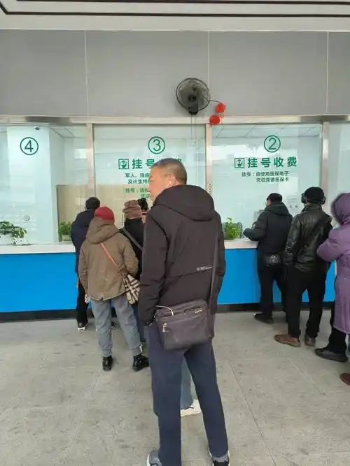 成都青羊区这家医院患者露天排队挂号?当地卫健:改进