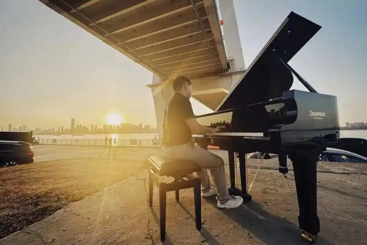 武汉二七长江大桥下的齐默曼钢琴演奏