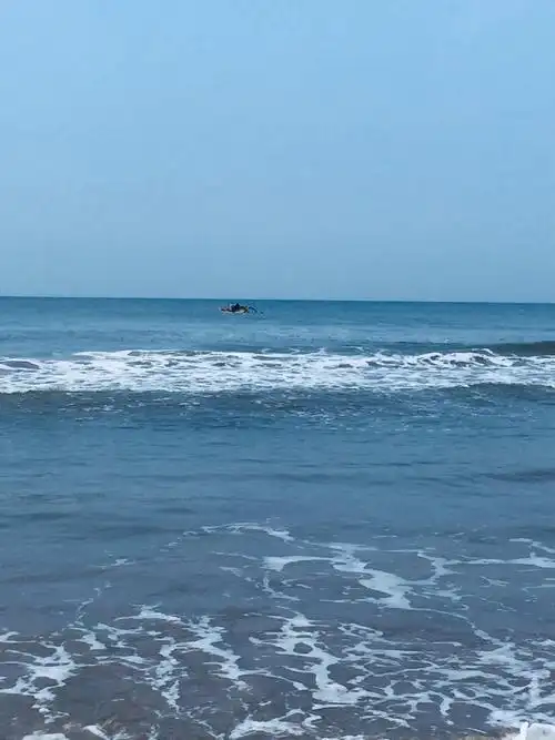 大海里的一叶小舟