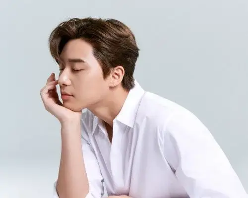 "栗子头"朴叙俊清爽坚毅,代言韩国光疗美肤品牌cellre