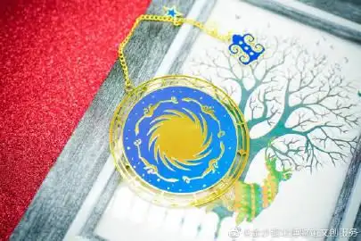 星辰书签采用黄铜材质,以金沙遗址出土的太阳神鸟金箔和蛙形金器图腾