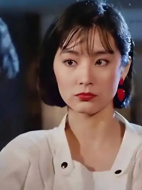 近年来,有一位年轻的童星柴蔚备受瞩目,因其与林青霞惊人的相似度