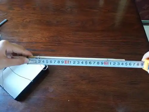 用尺子量一下,标出1两,2两.的位置.