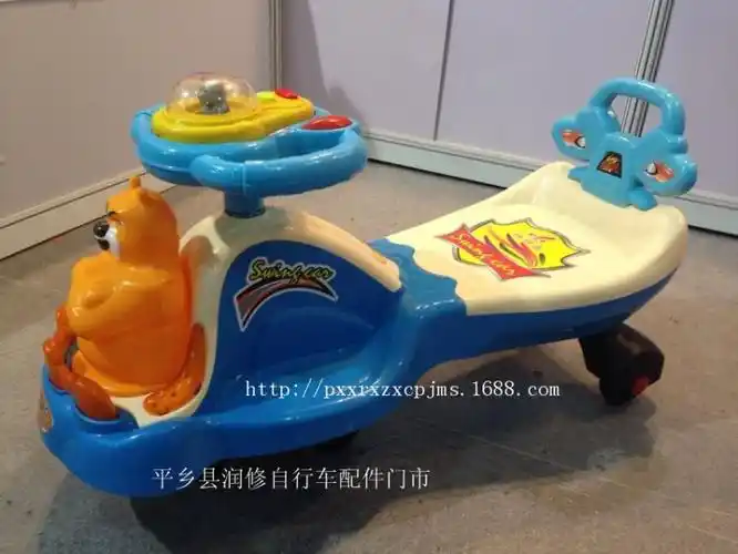 新款儿童扭扭车 熊出没靠背音乐摇摆车 健身车