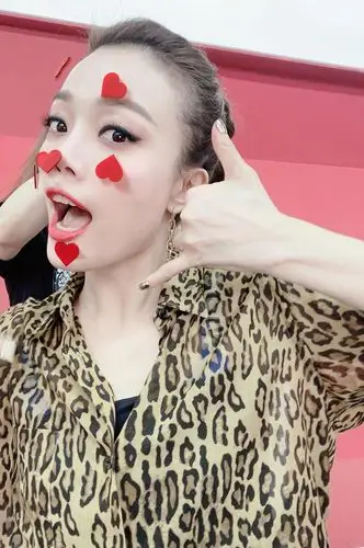 容祖儿发千万粉丝福利照 晒自拍脸上贴满爱心