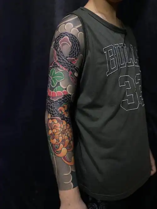 老传统蛇与菊_纹身_ 晋江万达广场(晋江店)攻略_日式老传统纹身_美妆