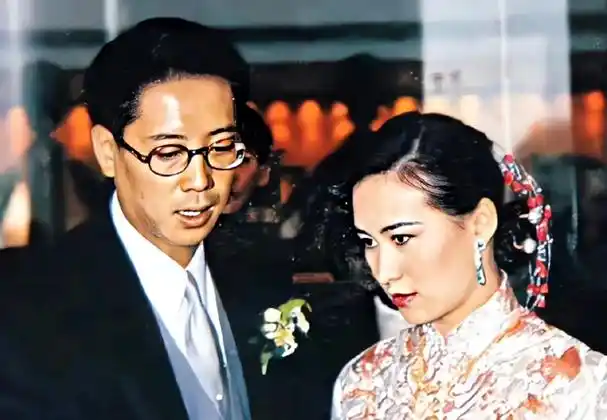 何超莲婚礼排场有望超过何超琼?穿休闲装飞巴厘岛,满脸喜气超美