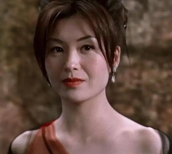 21岁的她嫁50岁富豪婚后2周丧夫领上亿遗产今48岁仍美艳