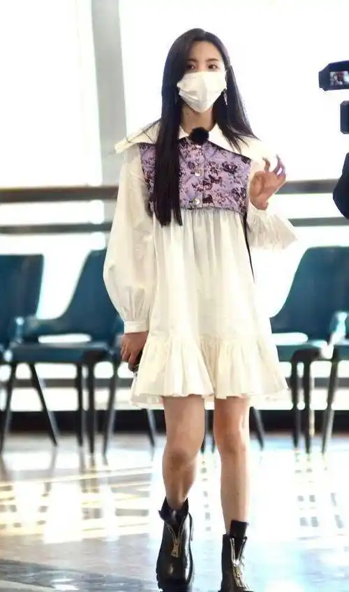 原创杨超越的腿细得太雷人看到她的膝盖后我自闭了