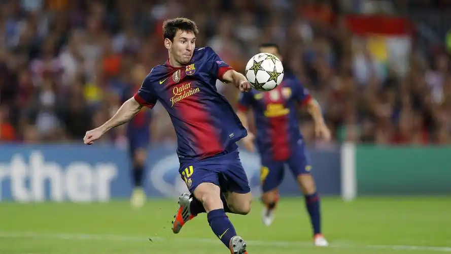 梅西 踢足球 冠军联赛 足球球场梅西2k桌面壁纸