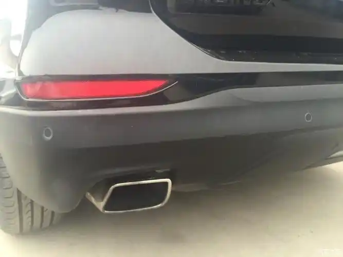 方形的排气管还挺好看的