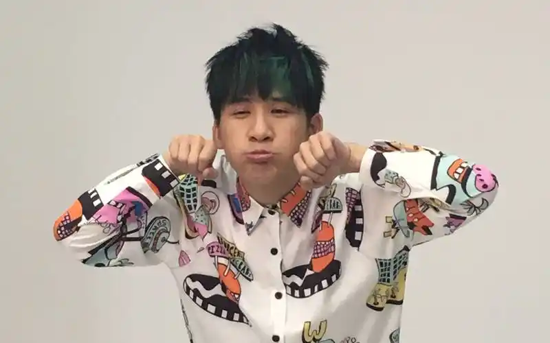 大张伟模仿黄晓明络腮胡造型,无法抗拒我的容颜,真是太搞笑啦_刘嘉玲