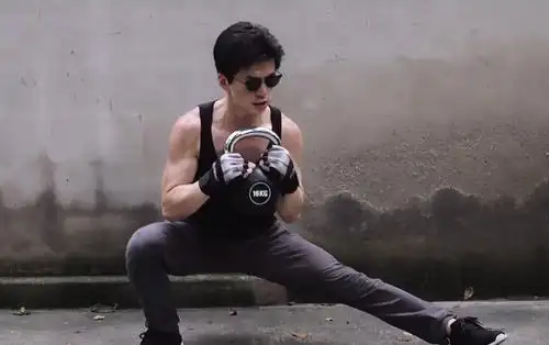 46岁的李健,身体强壮,肌肉发达!这组动作很关键