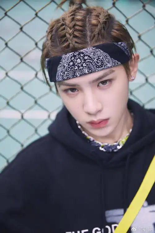黄明昊超话身着黑色帽衫白色长裤潮酷出街,脏辫发型与印花发带点缀
