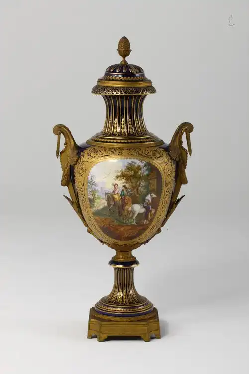 故宫鼓浪屿外国文物馆蓝釉开光山水人物图加金双耳带盖瓶