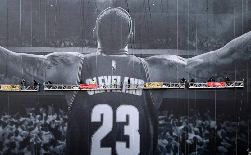 而詹姆斯昔日在骑士的超大撒镁粉的宣传图在很长一段时间都是克利夫兰