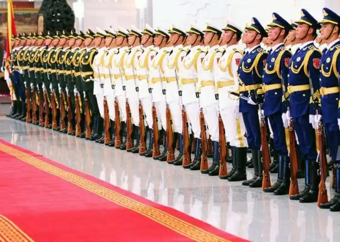 英姿飒爽的中国三军仪仗队