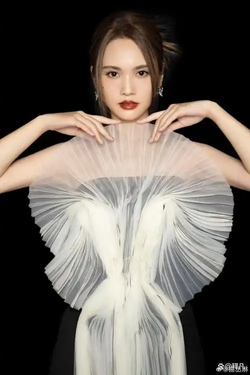 杨丞琳最新写真大秀香肩美背!雪肤玉貌性感魅力猛增