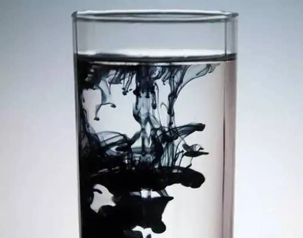 一滴墨汁落在一杯清水里,这杯水立即变色,不能喝了;  一滴墨汁融在
