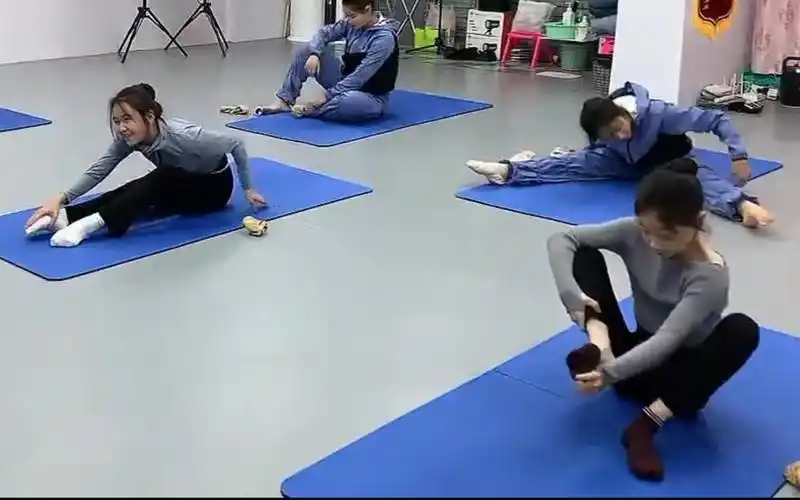 舞蹈生脱鞋光脚练脚背
