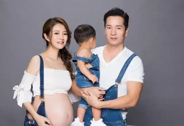 安以轩二胎产女老公怀抱一双儿女幸福满满