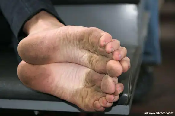 姑娘的脚脏一点是很性感的-3