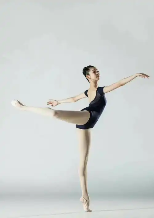 张艺凡芭蕾舞照,逆天大长腿屏幕都快装不下了