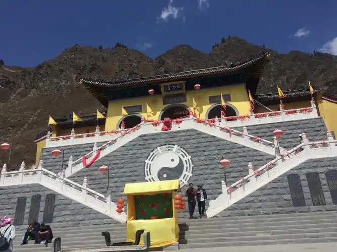 2017年5月6日天晴
远眺天池东岸半山腰的西王母祖庙(瑶池宫)