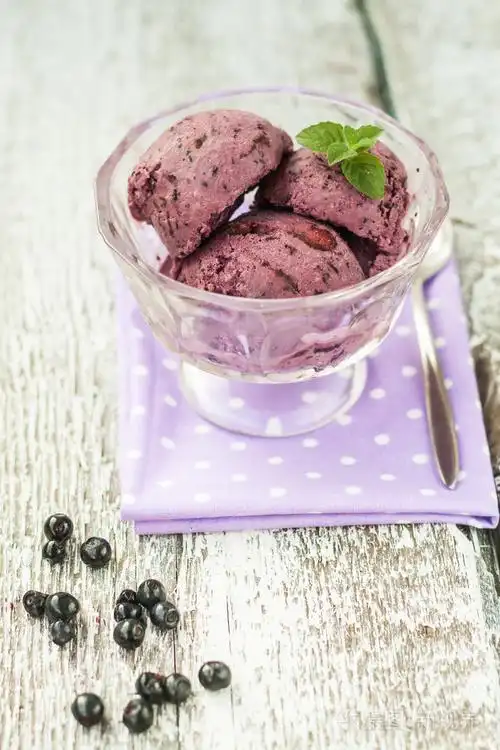用薄荷叶装饰的蓝莓冰淇淋球