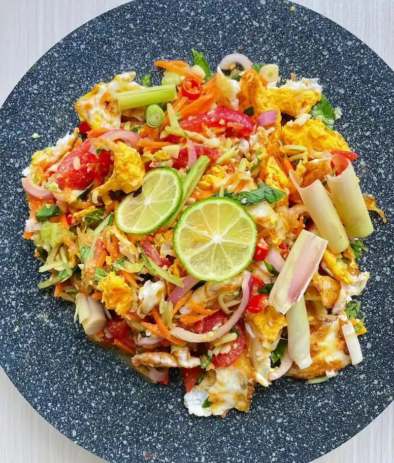 凉拌菜 鸡蛋煎的香香脆脆带点糊 配上酸酸辣辣的各种傣味拌料下饭一绝