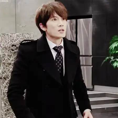 捶胸gif嘚瑟gif开心gif人家小拳拳锤你胸口gif