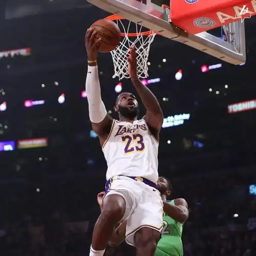 赢了狂砍50分合力82分詹姆斯很沮丧提前离场