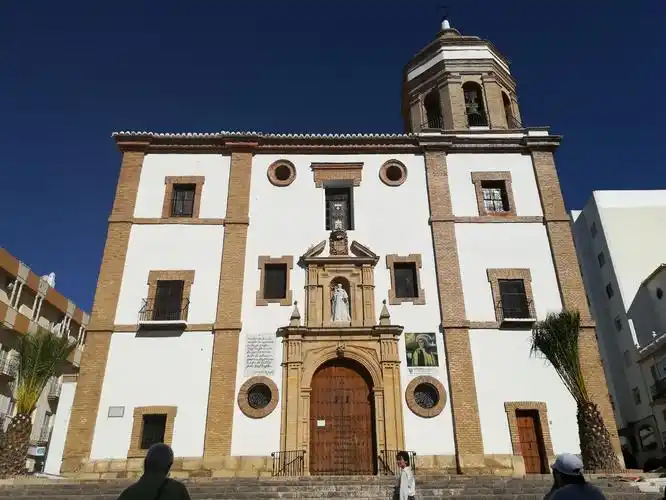 这是一座摩尔风格的修道院,里面供奉的是圣母玛丽亚.