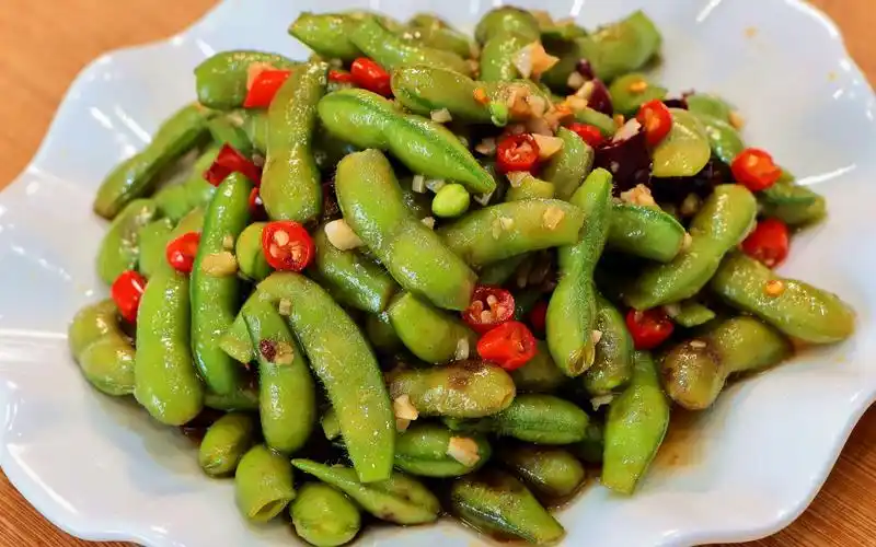 大排档常用的凉拌毛豆做法,香辣入味简单好吃,色泽翠绿不变色