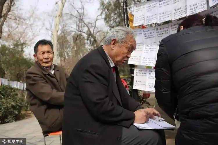 公园露天相亲角:老人居多 征婚登记红娘要收费