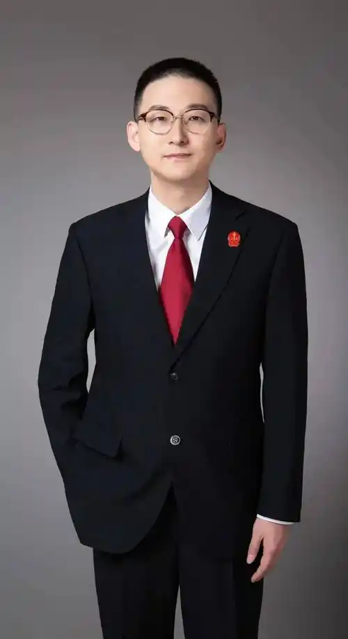 在大家眼里,李冬冬是司法为民的好法官,乐教善教的好老师,传递能量的