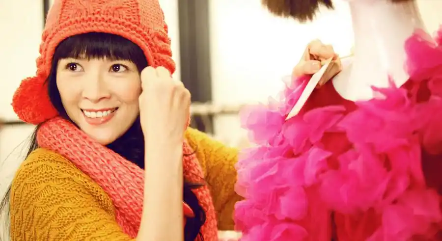 看《非常幸运》,就是看章子怡的那百变造型装.