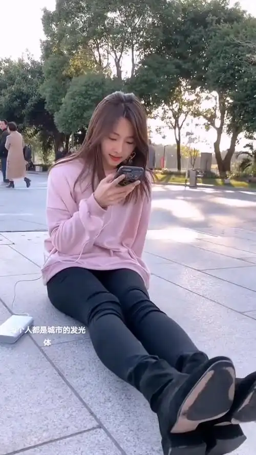 江苏美女车模苏宁坐地上玩手机也这么美#江苏#美女#深圳光影艺术季