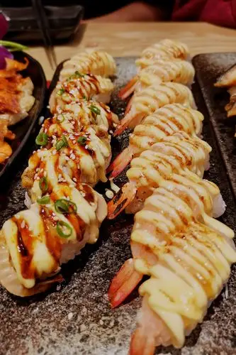 一盘火焰虾日式寿司拼盘日料