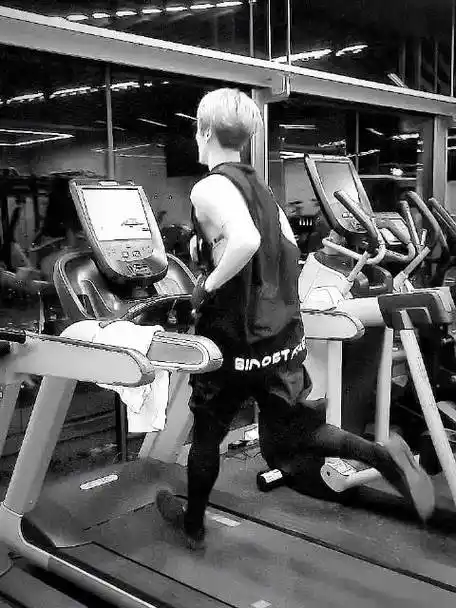 ◤甜虾分享08221222@王嘉尔快拍更新◢深夜里自律健身的宝忙完好好