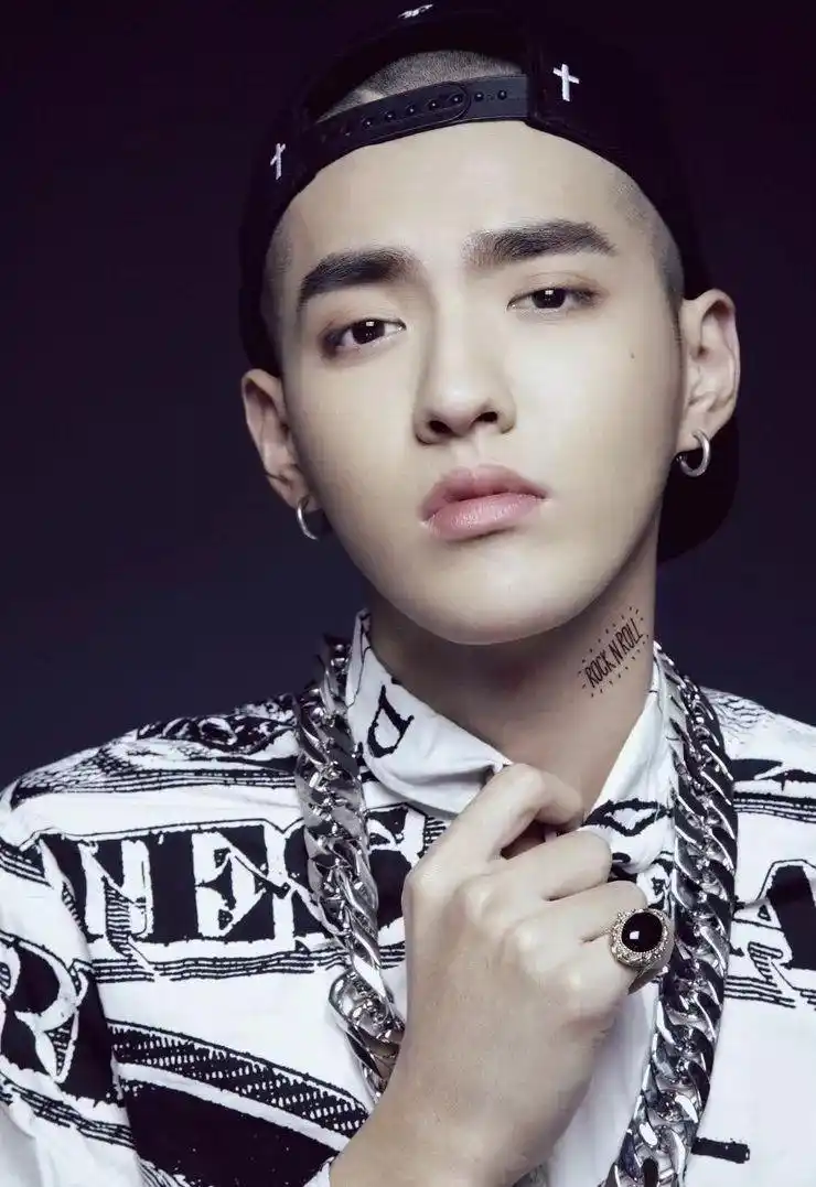 吃油腻腻的年夜饭火锅,留长发胡子拉碴的吴亦凡,这回原形毕露了