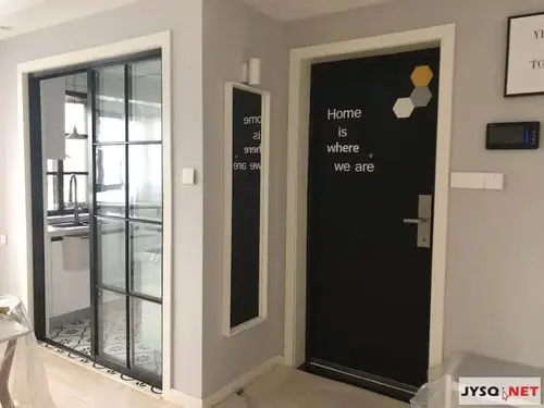 厨房还是做成规规矩矩的中式厨房,装上流行的细边框梭门,特别是餐厅